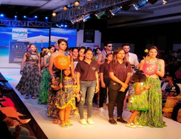 किड्स व युवा मॉडल्स की रैंप वाक से गुलजार हुआ इंडिया किड्स फैशन वीक का मंच
