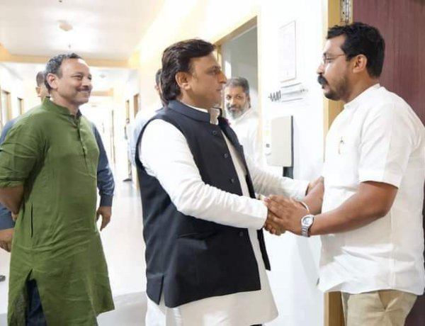 भीम आर्मी चीफ चंद्रशेखर  मुलायम सिंह यादव की सेहत का हाल जानने मेदांता अस्पताल पहुंचे