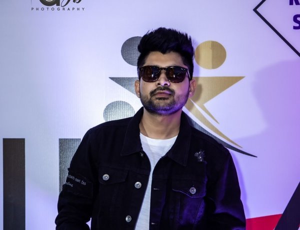 मिलिए अपनी लाजवाब आवाज से लाखों लोगों का दिल जीतने वाले नए इंटरनेट सेंसेशन सिंगर राहुल रंजन से