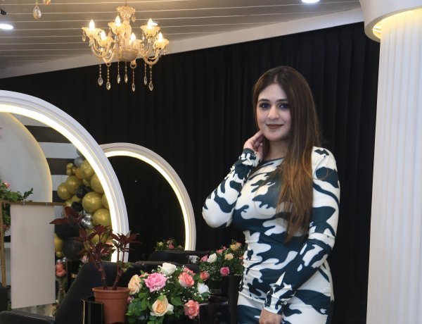 सैलून की ओपनिंग सेरेमनी में शहर की प्रोफेशनल मेकअप आर्टिस्ट काजल बंसल ने दिए मेकअप टिप्स