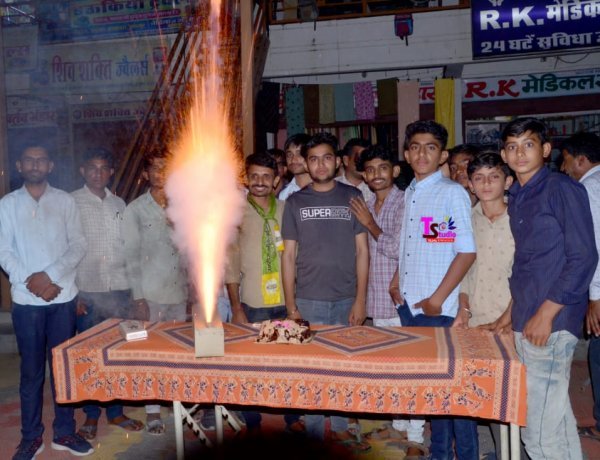 रालोपा पार्टी के कार्यकर्ताओं ने केक काटकर पार्टी स्थापना दिवस मनाया