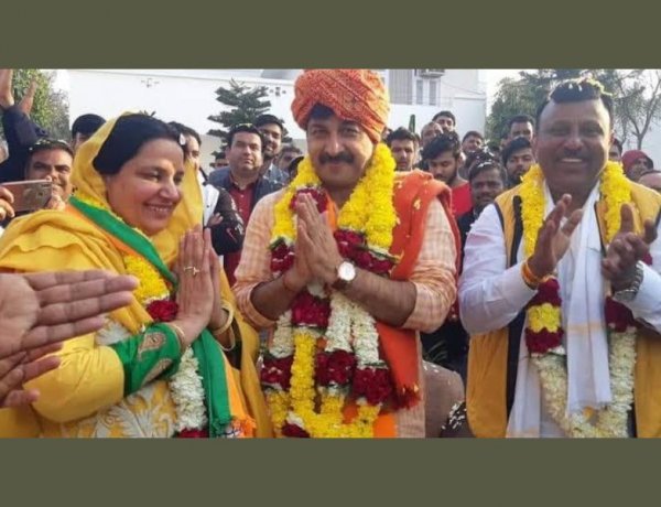 नगर निगम चुनाव : नीलम कृष्ण पहलवान BJP में शामिल, सांसद मनोज तिवारी ने दिलाई सदस्यता