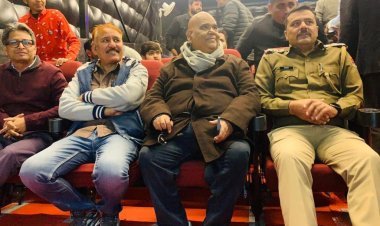 सतीश कौशिक ने शाहरुख खान की पठान की स्क्रीनिंग के साथ सरदार शहर में नए डिजिटल थिएटर का किया उद्घाटन