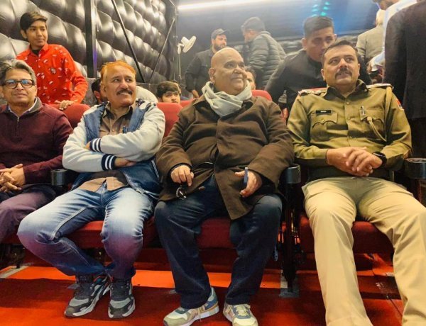 सतीश कौशिक ने शाहरुख खान की पठान की स्क्रीनिंग के साथ सरदार शहर में नए डिजिटल थिएटर का किया उद्घाटन