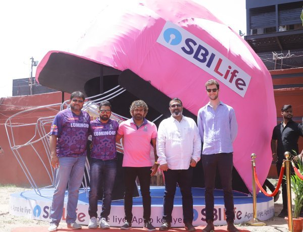 एसबीआई लाइफ इंश्योरेंस और राजस्थान रॉयल्स फ्रेंचाइजी ने जयपुर के सवाई मानसिंह स्टेडियम में विशाल 'हेलमेट' का अनावरण किया