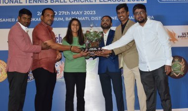 डॉ पी वी शेट्टी, क्रिकेटर जेमिमा रोड्रिग्स द्वारा इंडिया कप नेशनल टेनिस बॉल क्रिकेट लीग 2023 की ट्रॉफी का अनावरण