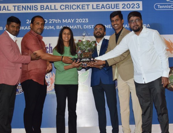 डॉ पी वी शेट्टी, क्रिकेटर जेमिमा रोड्रिग्स द्वारा इंडिया कप नेशनल टेनिस बॉल क्रिकेट लीग 2023 की ट्रॉफी का अनावरण