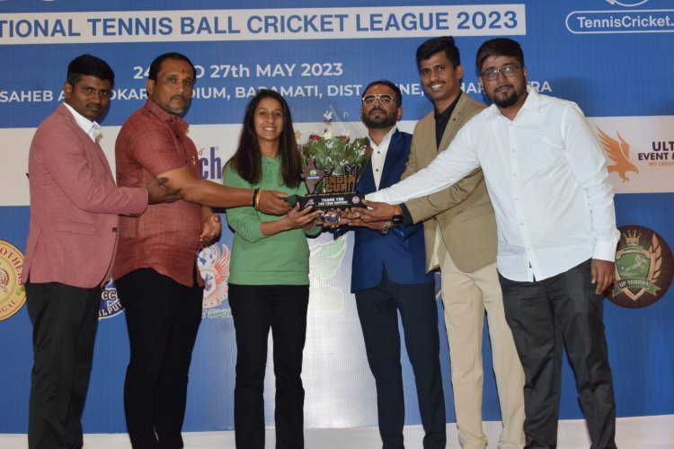 डॉ पी वी शेट्टी, क्रिकेटर जेमिमा रोड्रिग्स द्वारा इंडिया कप नेशनल टेनिस बॉल क्रिकेट लीग 2023 की ट्रॉफी का अनावरण