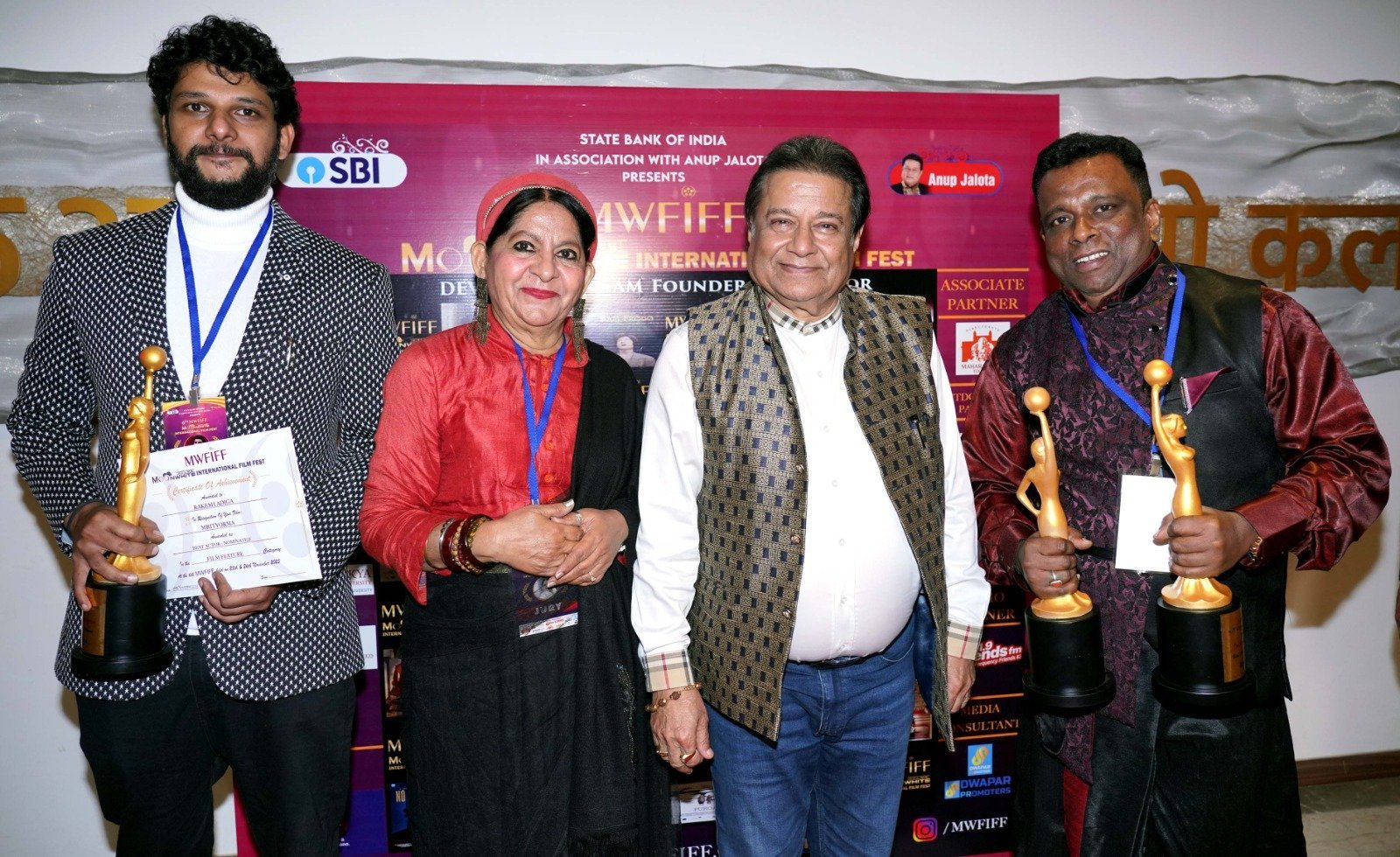 राज्यपाल ने 6वें मूनव्हाइट फिल्म्स इंटरनेशनल फिल्म फेस्टिवल में सुधीर अत्तावर को सर्वश्रेष्ठ निर्देशक पुरस्कार प्रदान किया
