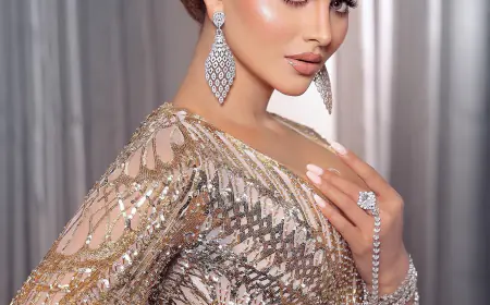 चमकदार पोशाक में मंच पर आग लगाती उर्वशी रौतेला