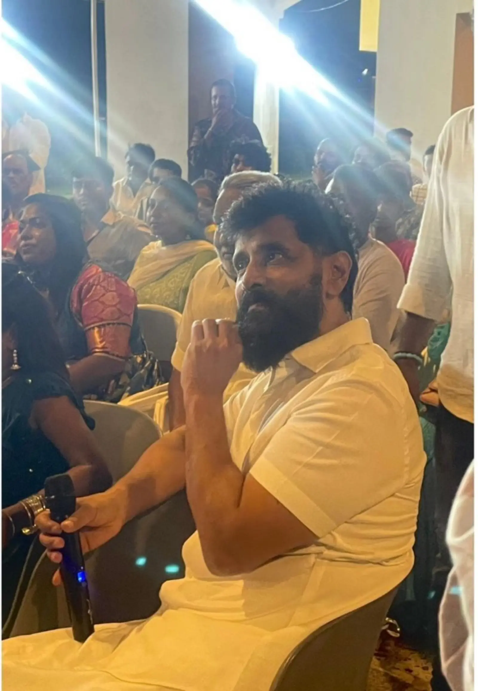 चियान विक्रम ने सक्सेस पार्टी में कास्ट और क्रू के साथ मनाया 'तंगलान' की सफलता का जश्न