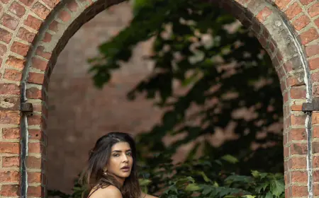 ब्रालेट टॉप और डेनिम शॉर्ट स्कर्ट में में लक्ष्मी मांचू का सनसनीखेज लुक 