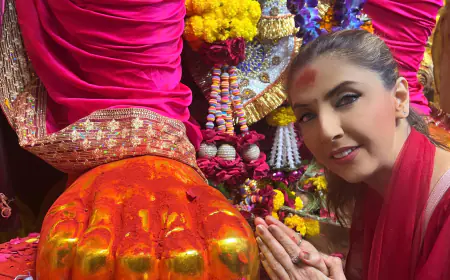 अभिनेत्री ज्योति सक्सेना ने प्रतिष्ठित लालबाग चा राजा पंडाल में गणपति बप्पा का आशीर्वाद लिया