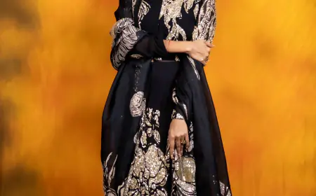 काले और सोने के आउटफिट में कहर बरसाती लक्ष्मी मांचू 