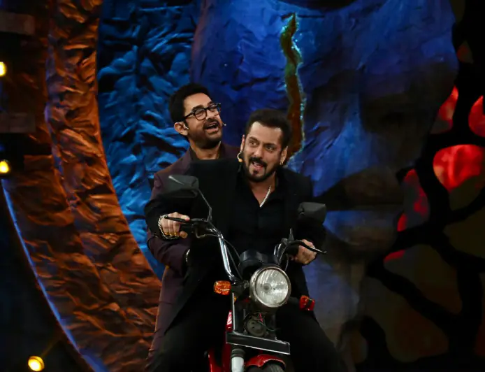 'लवयापा' का प्रमोशन करने 'बिग बॉस 18' के मंच पर पहुंचे आमिर खान, जुनैद खान और खुशी कपूर