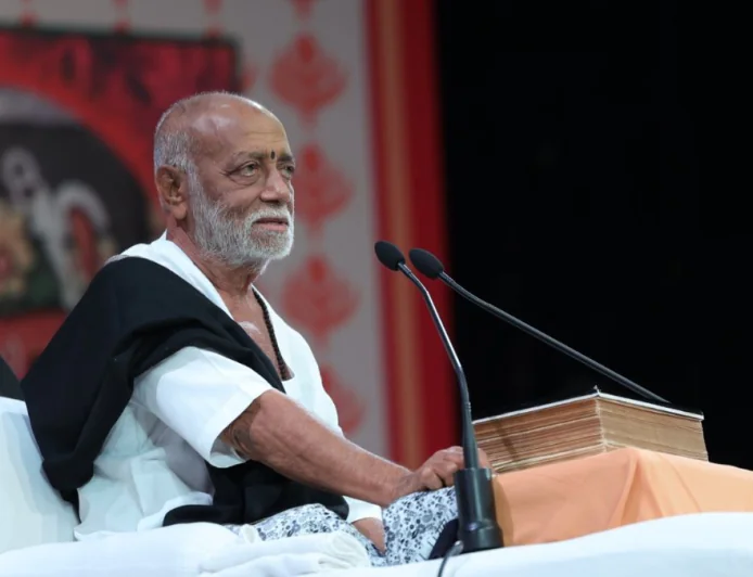 शिव मंदिर में मोरारी बापू की पूजा: एक न्यायसंगत दृष्टिकोण