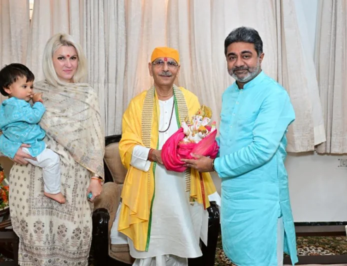 आचार्य सुधांशु जी महाराज ने डॉ. अभिषेक वर्मा को प्रदान की ‘गौ रक्षक’ की उपाधि