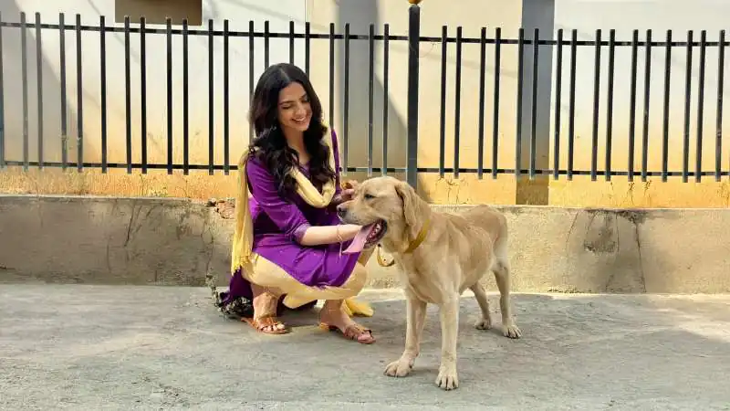 मॉनसून में बेज़ुबानों की हमदर्द बनीं काशिका कपूर
